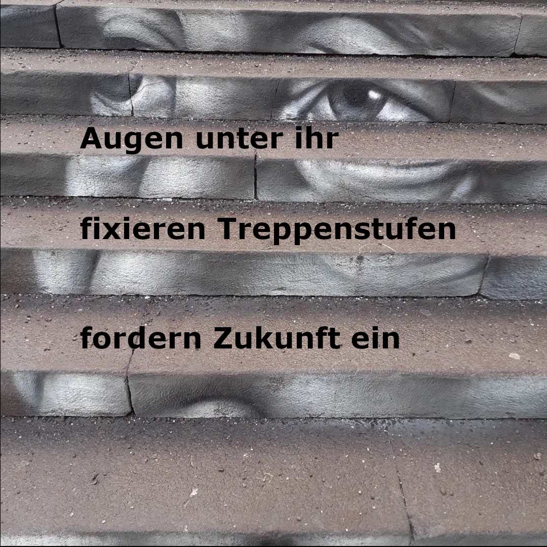 Augen unter ihr fixieren Treppenstufen fordern Zukunft ein
